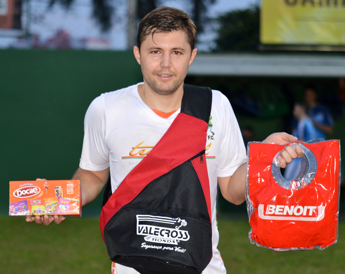 O jogador Micael Dalmoro, o “Mica”, do Amnésia, foi escolhido o Craque do Jogo, no duelo contra a equipe do Ghost GR, na partida válida pela 8ª rodada da Segunda Divisão, do interno de minifutebol do Clube Tiro e Caça – Copa CTC/Espaço3 Arquitetura. Mica foi um gigante no sistema defensivo de seu time e ainda anotou o gol que deu início a vitória do Amnésia diante do qualificado oponente. Pela sua atuação Dalmoro levou os brindes da Valecross, Benoit e Docile, na promoção com a Revista Encontro com o Esporte e site www.jrgasparotto.com