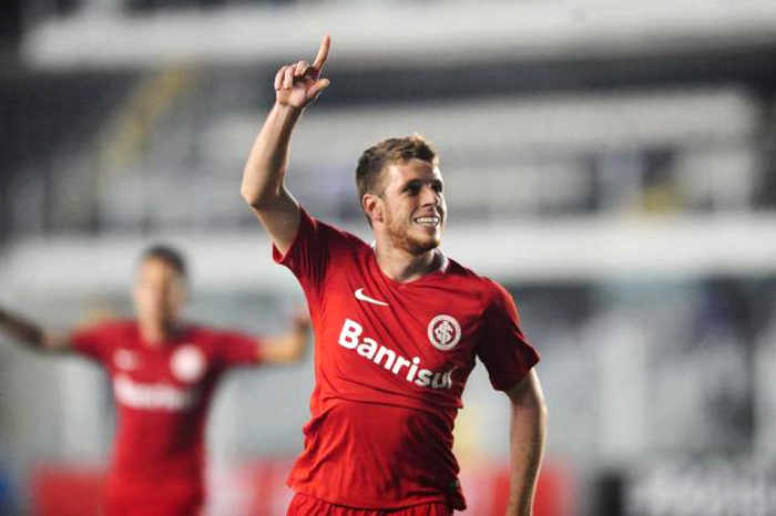 Aylon saiu do banco de reservas quase no final da partida para marcar o gol da vitória do Inter contra o Santos. Foto: Ricardo Duarte/Divulgação. 