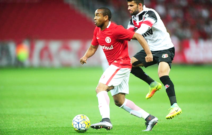 Roth escalou mal o Inter. Na etapa teve que fazer mudanças no time (Anderson, Valdívia e Aylon), mas com um jogador a menos não conseguiu sair do empate com o Santa Cruz. Foto: Ricardo Duarte/Inter/Divulgação. 