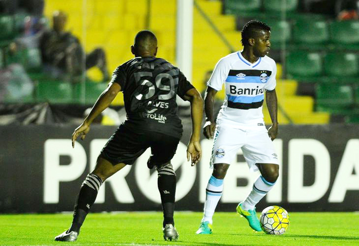 Miller Bolaños (d) teve a chance mais clara de abrir o placar para o Grêmio quando acertou a trave da meta do Figueirense. Foto: Eduardo Valente/LancePress. 