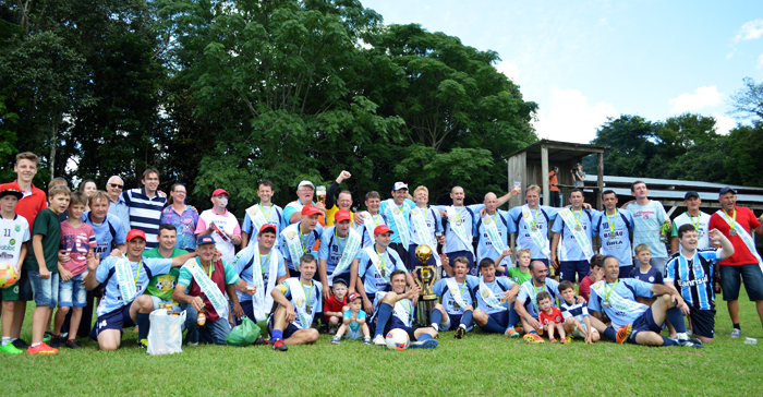 Equipe do Juventude de Franck posou com o troféu, medalhas e faixas de campeão da categoria veterano do Regional Certel Sicredi 2015.