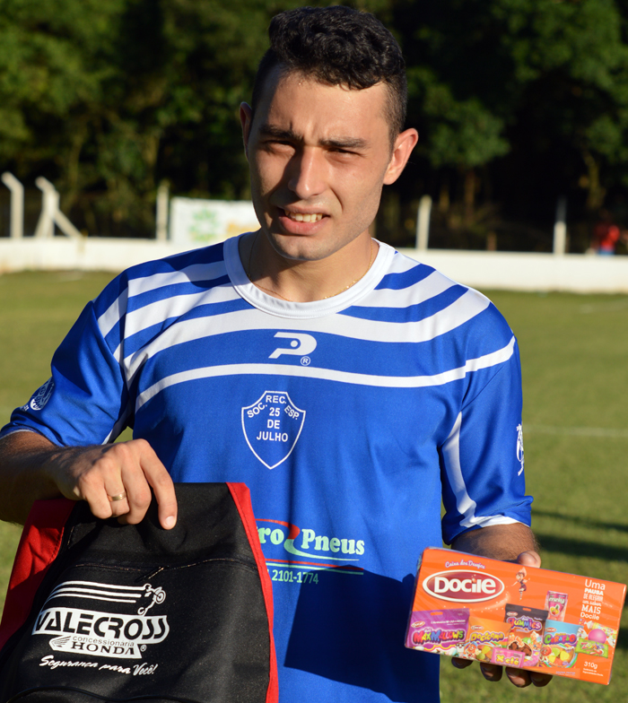 O jogador Dimitri Diehl, do 25 de Julho, foi escolhido o craque do jogo, na partida de ida da decisão do Regional Certel Sicredi 2015. Dimitri foi um guerreiro incansável em campo, combatendo em todos os setores, auxiliando na criação das jogadas de ataque e um verdadeiro líder nos momentos de pressão do adversário. Pela sua atuação levou os brindes da Docile e Valecross, na promoção com o site www.jrgasparotto.com