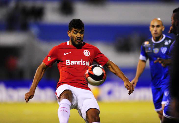 Goleador Brenner nada conseguiu fazer diante da bem posicionada defesa do Cruzeiro. Foto: Felix Zucco/Agência RBS 