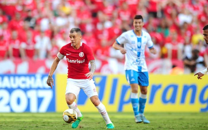 Capitão D'Alessandro deu um passe magistral para Nico López em patar o jogo diante do Novo Hamburgo. Foto: Ricardo Duarte/Inter/Divulgação 