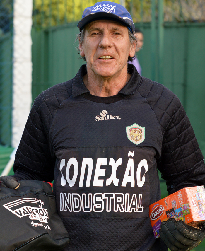 Ewerton Machado Jaenisch foi uma verdadeira muralha embaixo das traves do Bola Murcha. Sua atuação segura e com defesas de puro reflexo garantiram a vitória de seu time contra o Dream Team/Rosa Bella/Luxus, no duelo dos líderes da segundona. Ewerton foi escolhido o craque do jogo e levou os brindes da Docile e Valecross na promoção com o site www.jrgasparotto.com