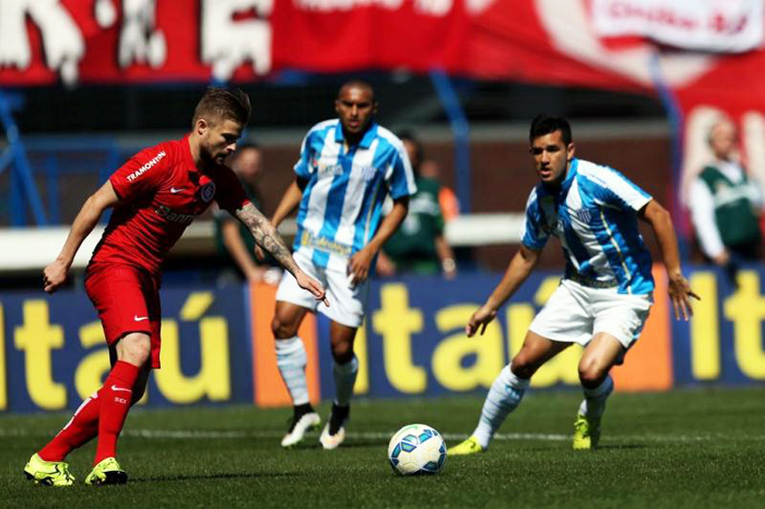 Sasha chuta contra o gol de Vagner, do Avaí. Foto: Charles Guerra/Agência RBS. 