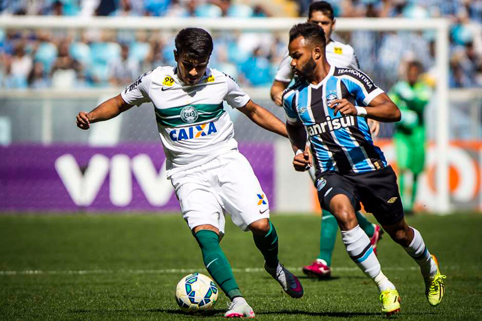 Coritiba controlou as ações ofensivas do Grêmio e saiu de campo com um ponto importante na luta pela fuga da zona de rebaixamento. Foto: Jeferson Guareze/Futura Press. 