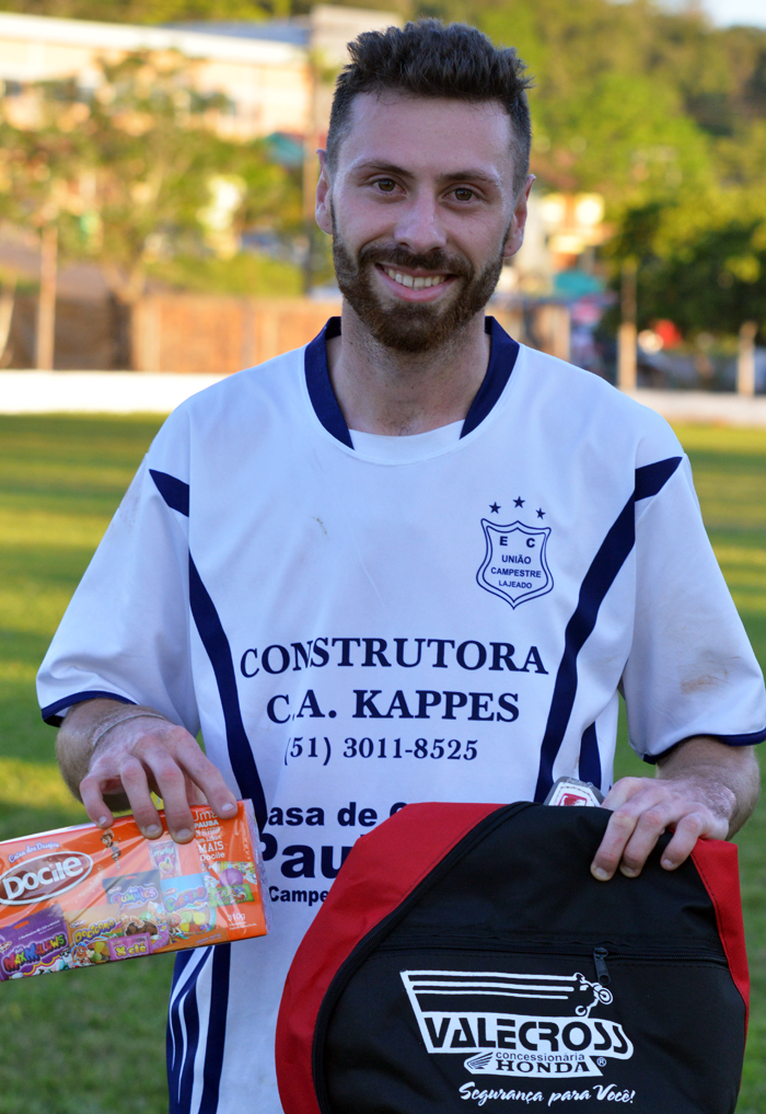 Willyam Koelzer, atacante do União campestre foi escolhido o craque do jogo, no enfrentamento contra o Aimoré de Estrela. A “fera” fez gol, sofreu falta na entrada da área do oponente, que resultou em mais um tento, além de protagonizar várias jogadas de perigo ao gol adversário. Pela sua atuação, Koelzer recebeu os brindes da Docile e Valecross, na promoção com o site www.jrgasparotto.com