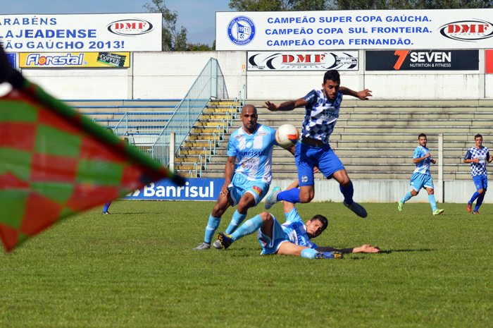 Lajeadense lutou do início ao fim da partida contra o bem organizado time do São José. No final comemorou a conquista de mais uma vez chegar ao final de uma competição. Se ficar campeão, garante vaga para a Copa do Brasil de 2016. Foto: José Roberto Gasparotto. 