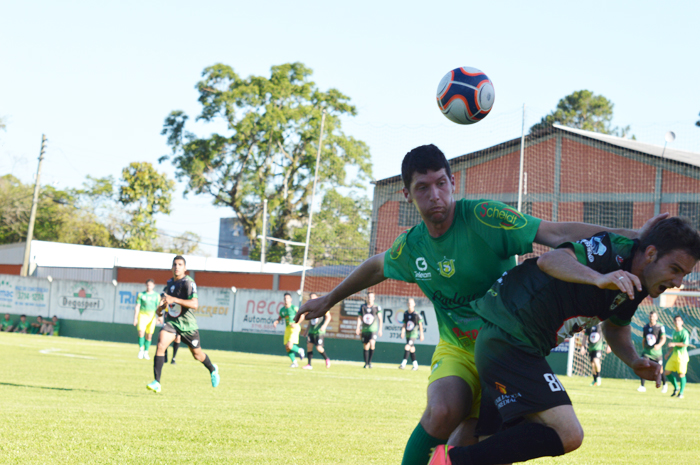 Jogador Jean Both (d), da SER São Cristóvão, sofreu várias faltas, que acabaram lhe tirando da partida contra o 7 de Setembro de Capitão