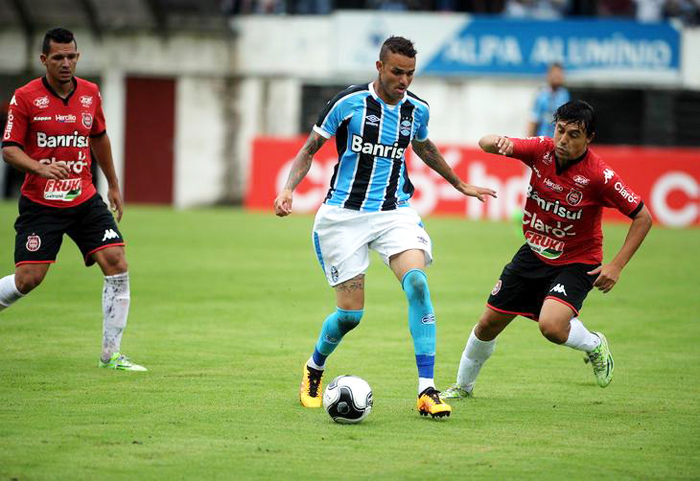 Luan marcou um dos gols na estreia do Grêmio diante do Xavante, mas na segunda etapa teve que ser substituído, com problemas na coxa. Foto: Felipe Nyland/Agência RBS. 