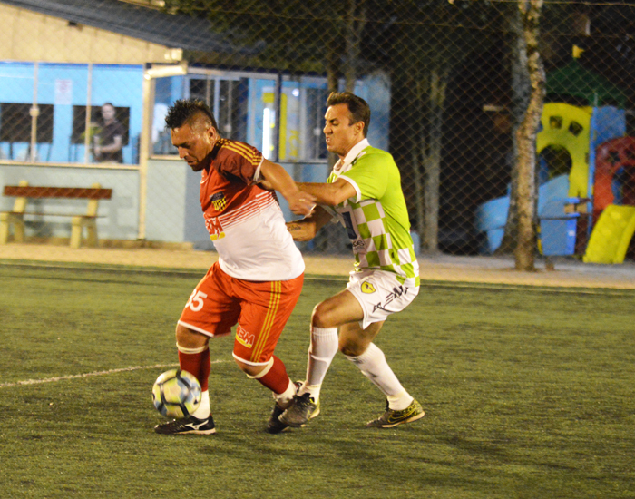 Duelo entre Edinho Rosa (e), do Tabajara/CBM e Sílvio Peralta, do Renegados B