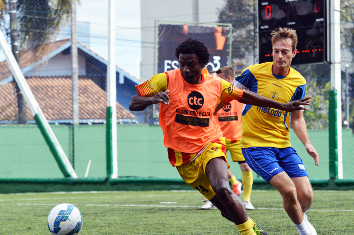 Zé Negão (e), do Dream Team, no duelo contra Mano Modelo, do Galera. 