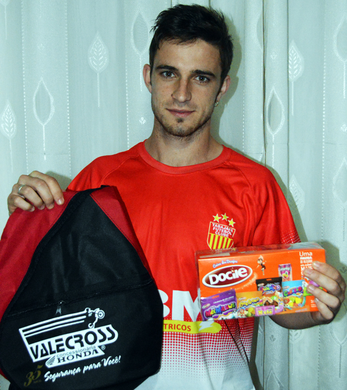 Jean Both, do Tabajara/CBM anotou quatro gols diante do Renegados FC "A". pela sua atuação levou os brindes da Docile e Valecross, na parceria com o site www.jrgasparotto.com 