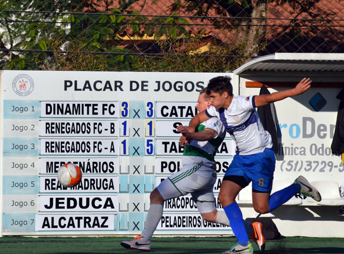 Kuhn (d), do Mercenários, no duelo contra Marcelinho, do Polêmicos FC. 