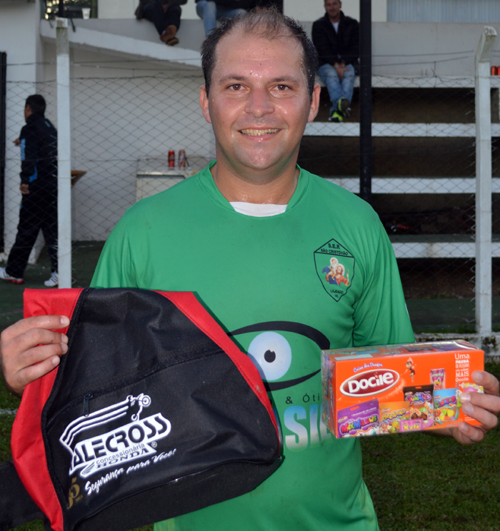 Roque Heckler, do São Cristóvão, foi escolhido o crauqe do jogo, na partida de ida, da final da categoria titular do Campeonato Municipal Amador de Lajeado – Copa José Ernani Líbio, o Libião . Pela sua atuação, levou os brindes da Valecross e Docile, na promoção com o site www.jrgasparotto.com 