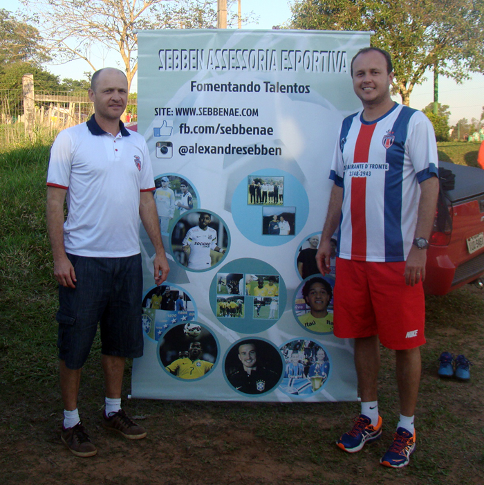 Alexandre (e) e Samuel Sebben organizam o 1º Campeonato Regional de Futsal Infantil a partir do dia 27 de agôsto de 2015. 