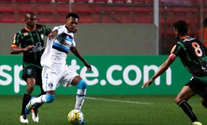 Grêmio deixou escapar a oportunidade de chegar a liderança compartilhada com o Corinthians, depois do empate com o América-MG. Foto: Fernando Michel/Lancepress. 