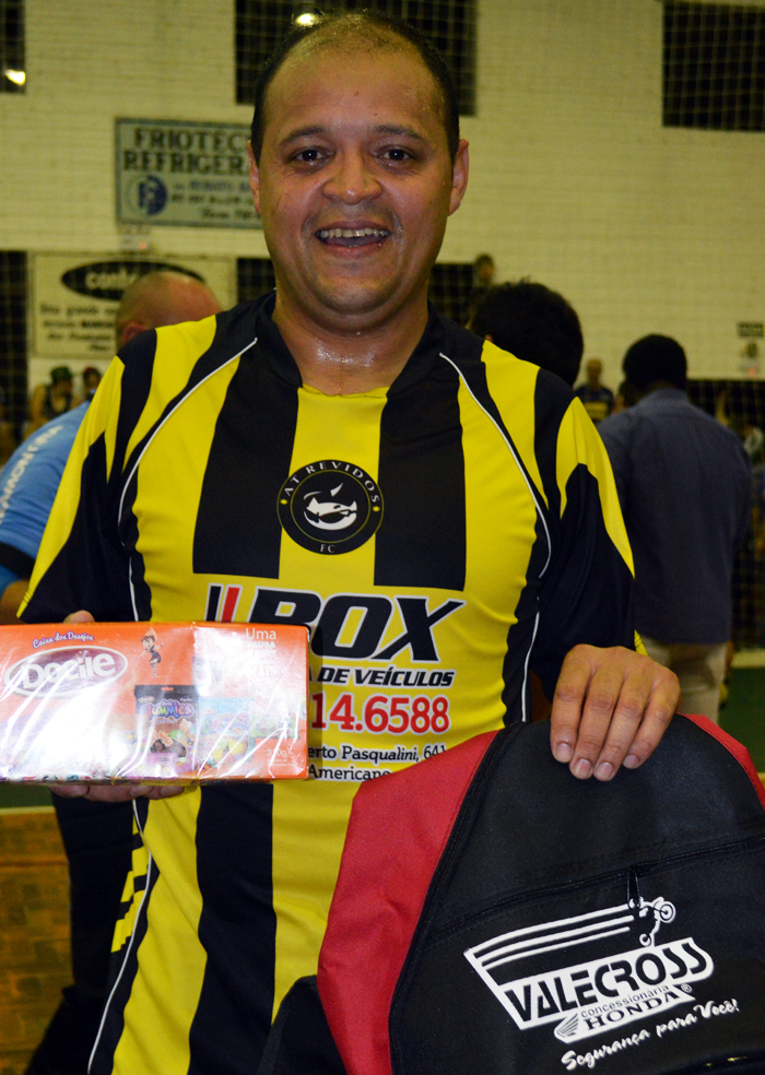 O jogador André Trindade, da equipe Atrevidos, campeão da força livre masculino, do 6º Campeonato Municipal de Futsal de Arroio do Meio, foi escolhido o craque do jogo, na merecida vitória contra o time Máquina do Mal. Ele fez, gol; pediu calma aos companheiros do time, no momento em que o jogo esquentava; combateu, deu passes precisos e foi um gigante em quadra. Pela sua atuação, recebeu os brindes da Docile e Valecross, na promoção com o site www.jrgasparotto.com